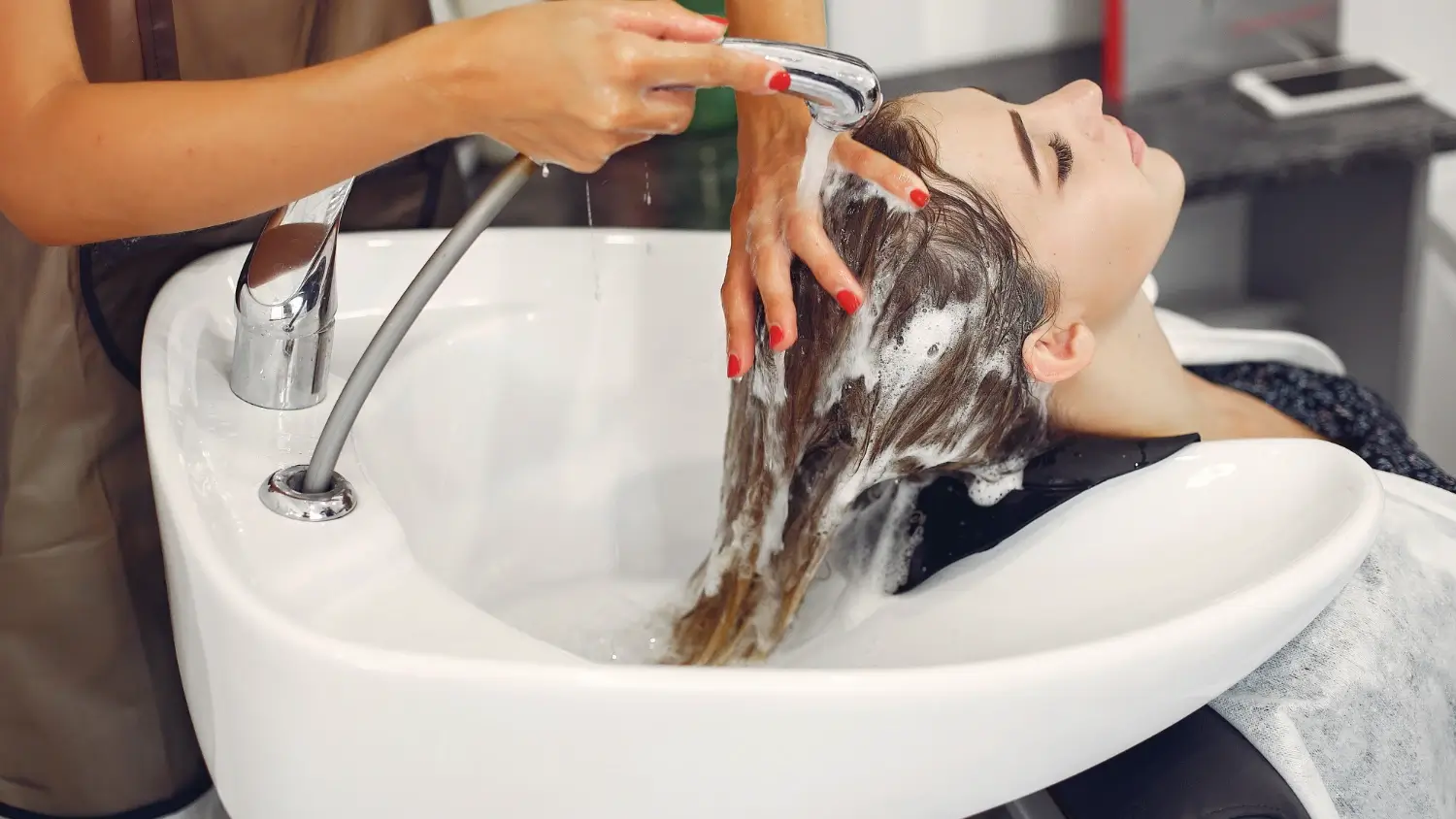 You are currently viewing The Perfect Hair Wash Routine: Common Mistakes to Avoid